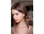 V zákulisí týdne módy “London Fashion Week” se Samem McKnightem, 
vlasovým stylistou a globálním ambasadorem značky Pantene Pro-V, Londýn, 
sezóna jaro – léto 2011
Módní přehlídka: Jaeger London 